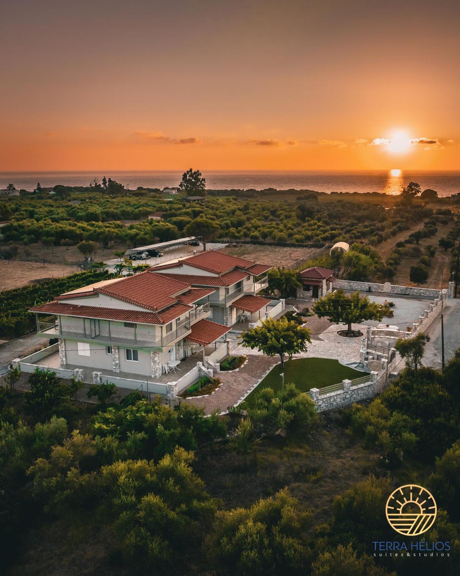 Terra Helios Suites & Studios Kyparissia Exterior photo